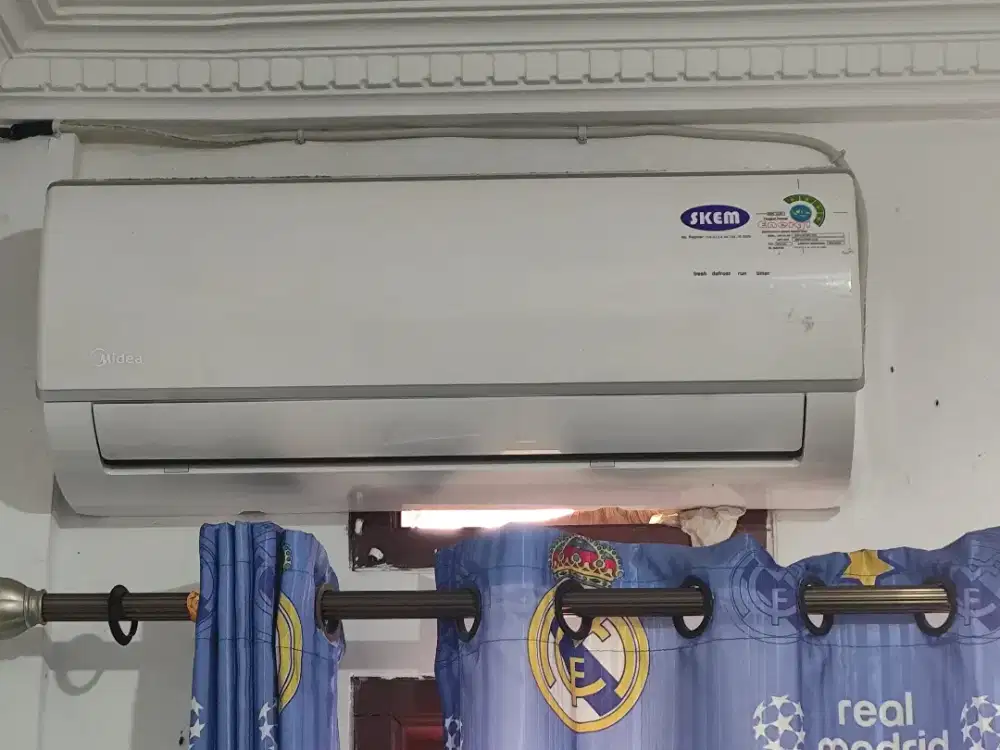 Jual cepat AC Midea 1/2PK 350 watt kondisi seken masih