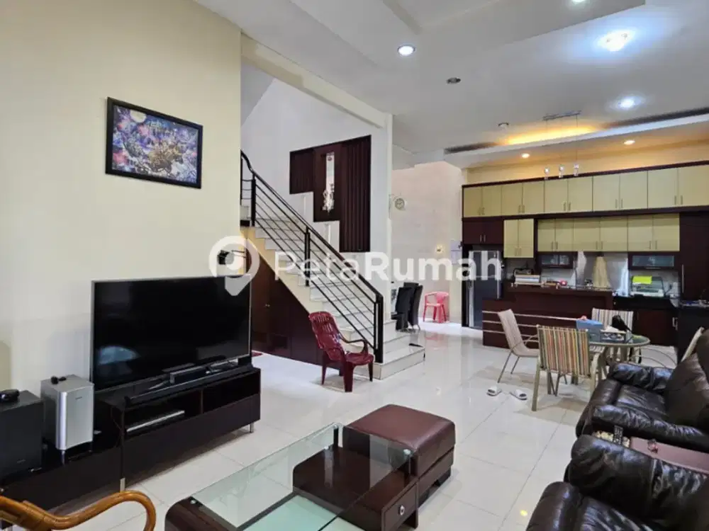 DIJUAL RUMAH SEMI VILLA JALAN CEMARA KOMPLEK CEMARA ASRI (vincent)