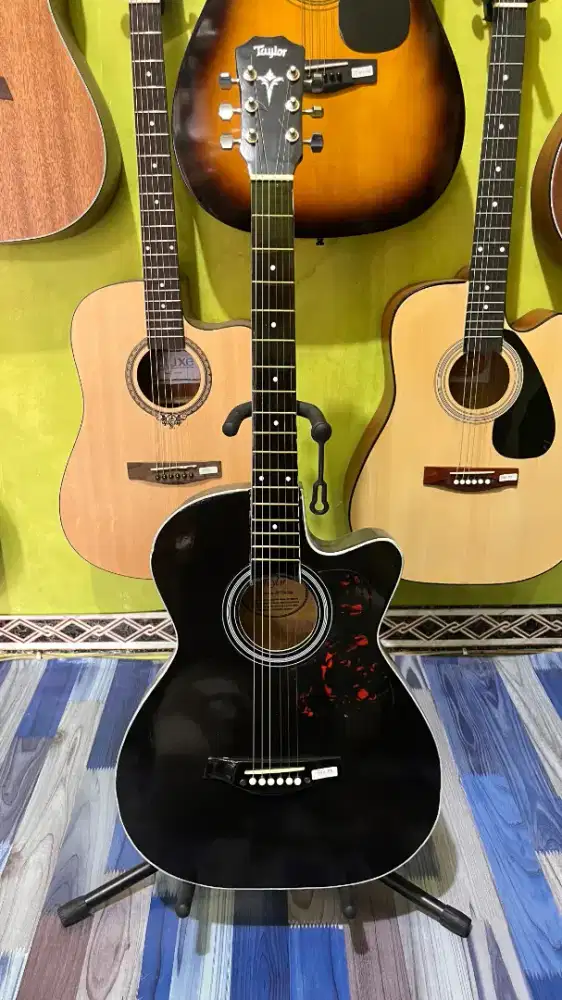 Gitar akustik tanam besi hitam