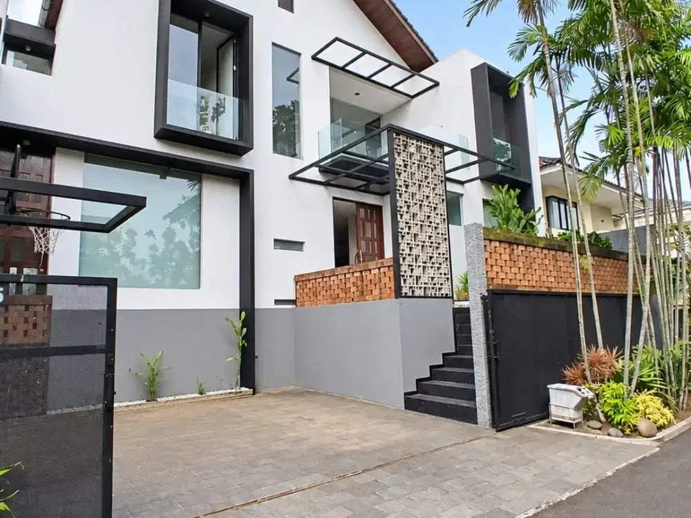 Rumah Modern Tropis Lebak Bulus dengan Private Pool di Lokasi Premium
