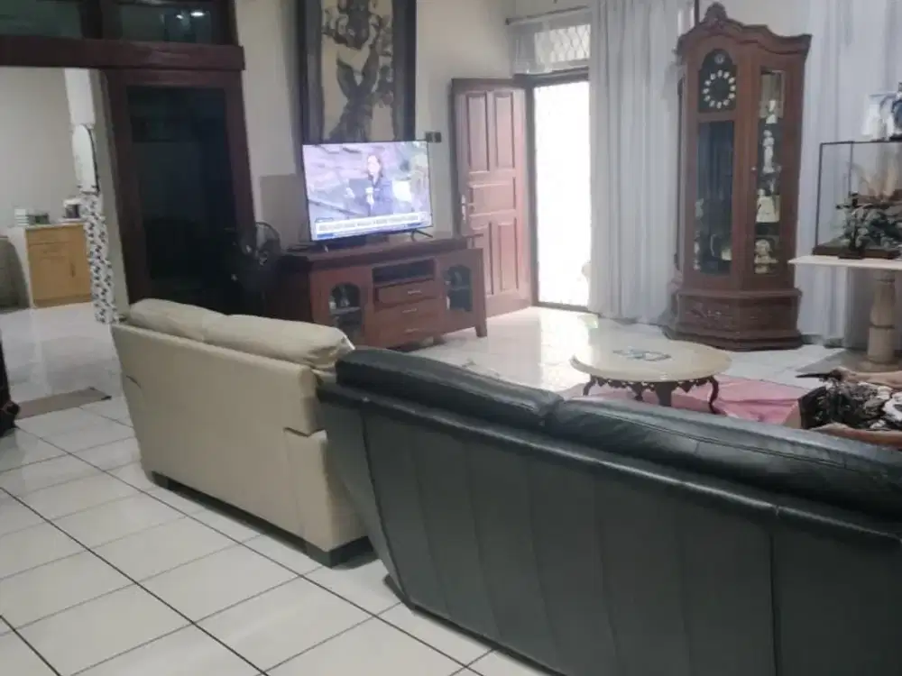 Rumah Hook Luas Dengan 4 Kamar Tidur Di Jakarta Timur