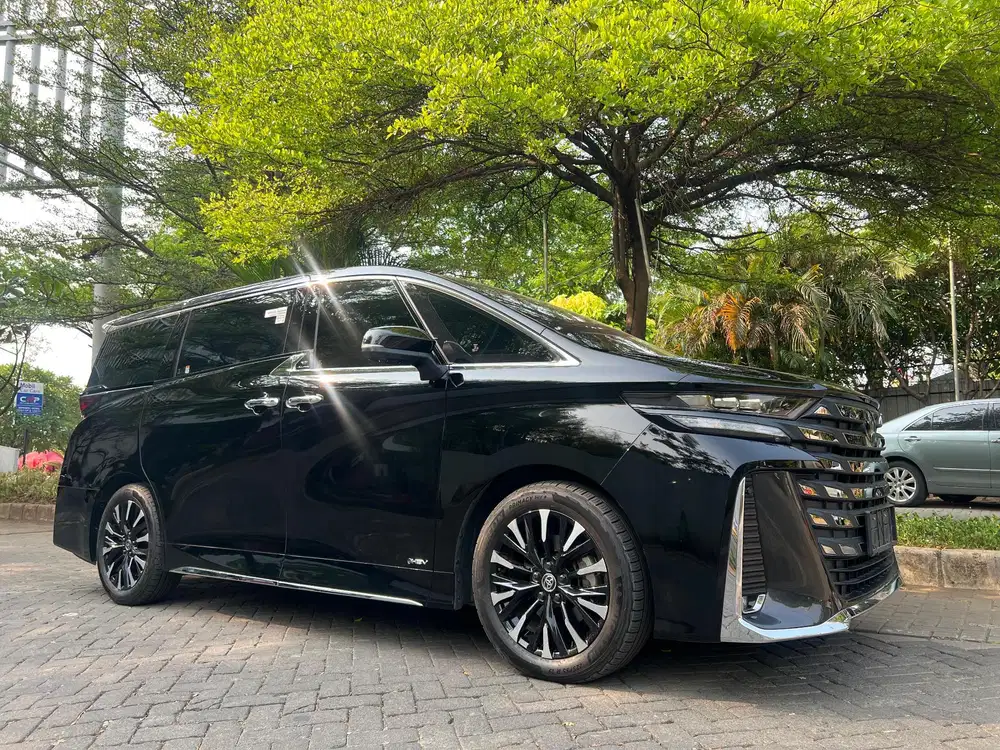 TOYOTA Vellfire 2.5 HEV Hybrid AT 2024