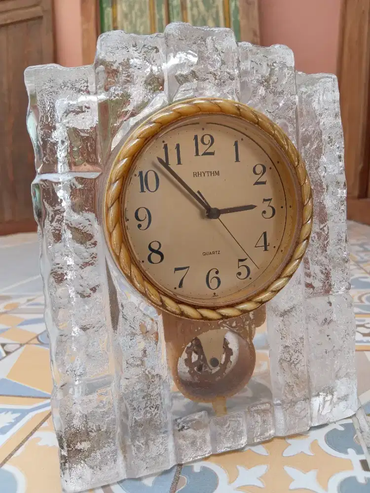 Jam meja vintage