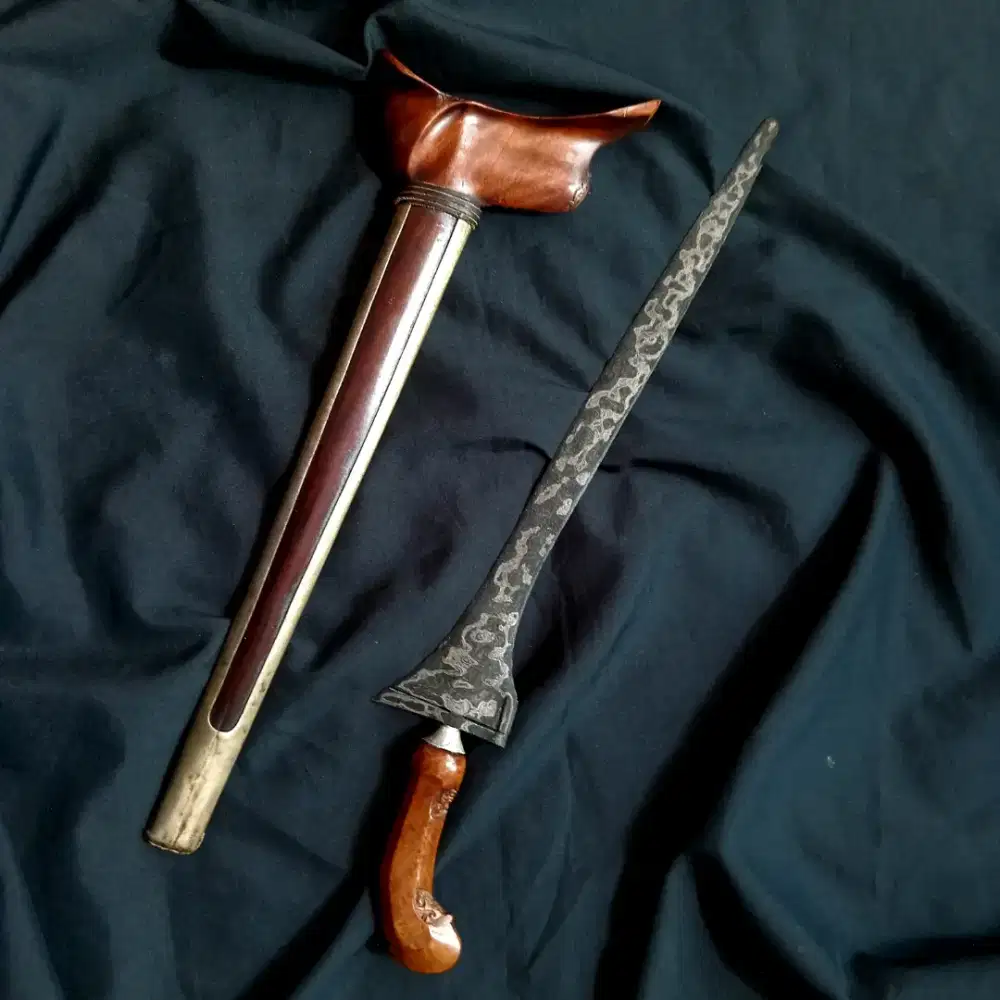 Keris sepuh brojol pamor rojo gundolo tangguh madura