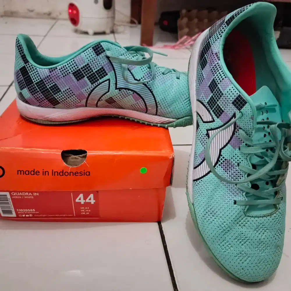 Sepatu futsal ukuran 44
