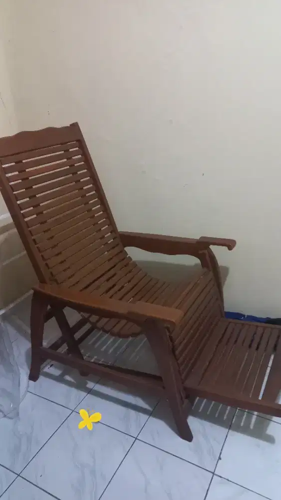 Kursi kayu santai