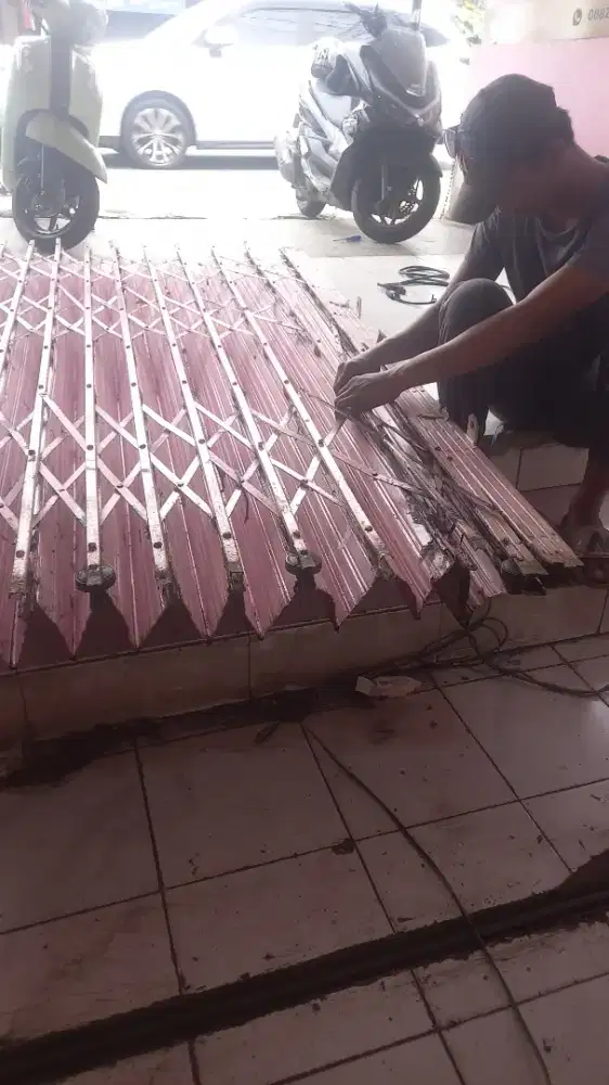 Tukang spesialis service rolling door dan folding gate