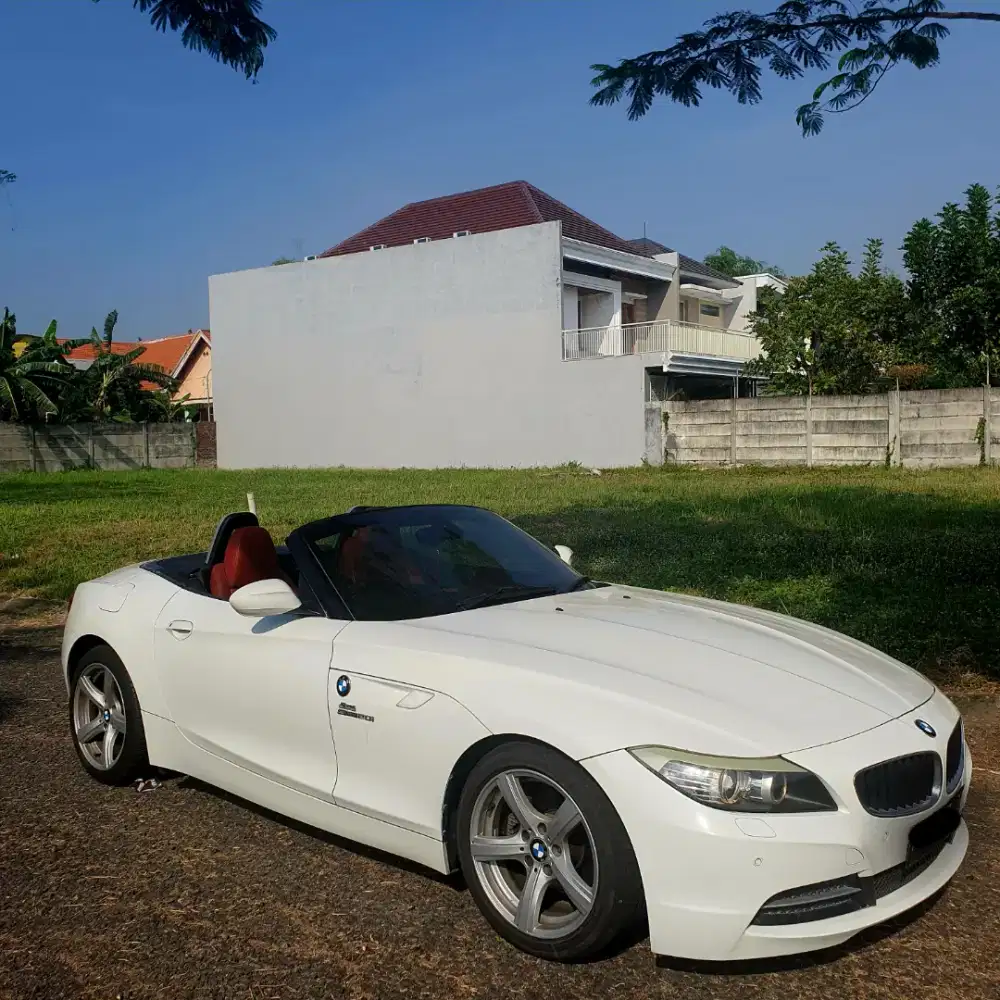 BMW Z4 sDRIVE20i AT (WHITE ON RED) TAHUN 2013 WARNA PUTIH