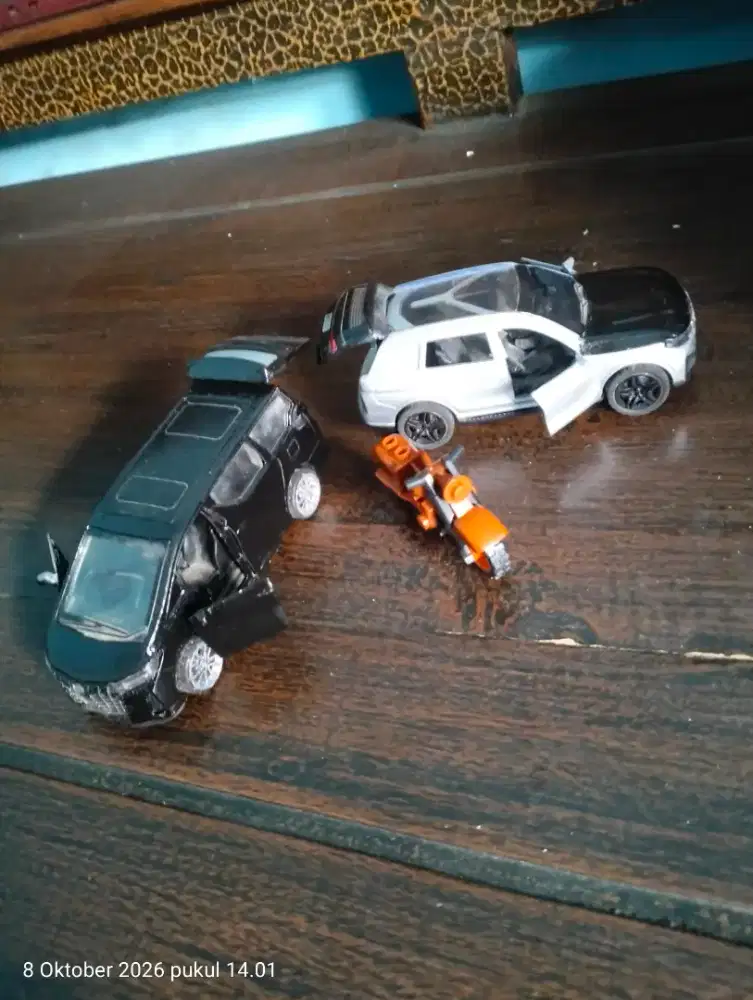 mainan diecast alphard+bmw