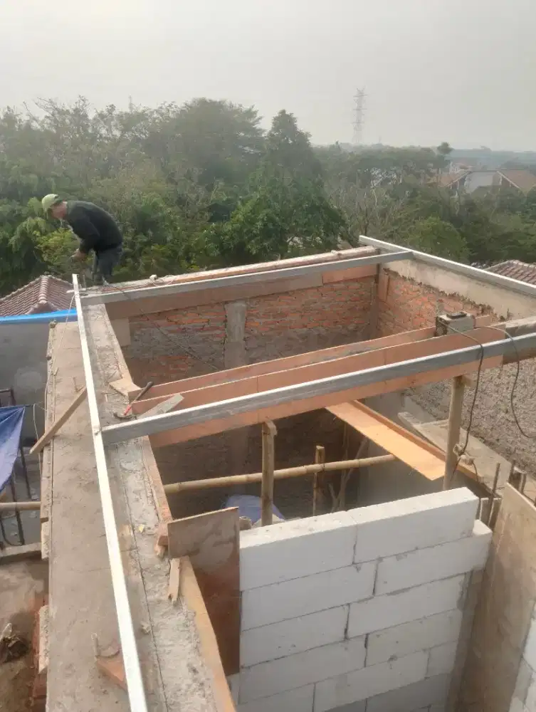 Tukang bangunan pasang krmaik bikin rumah