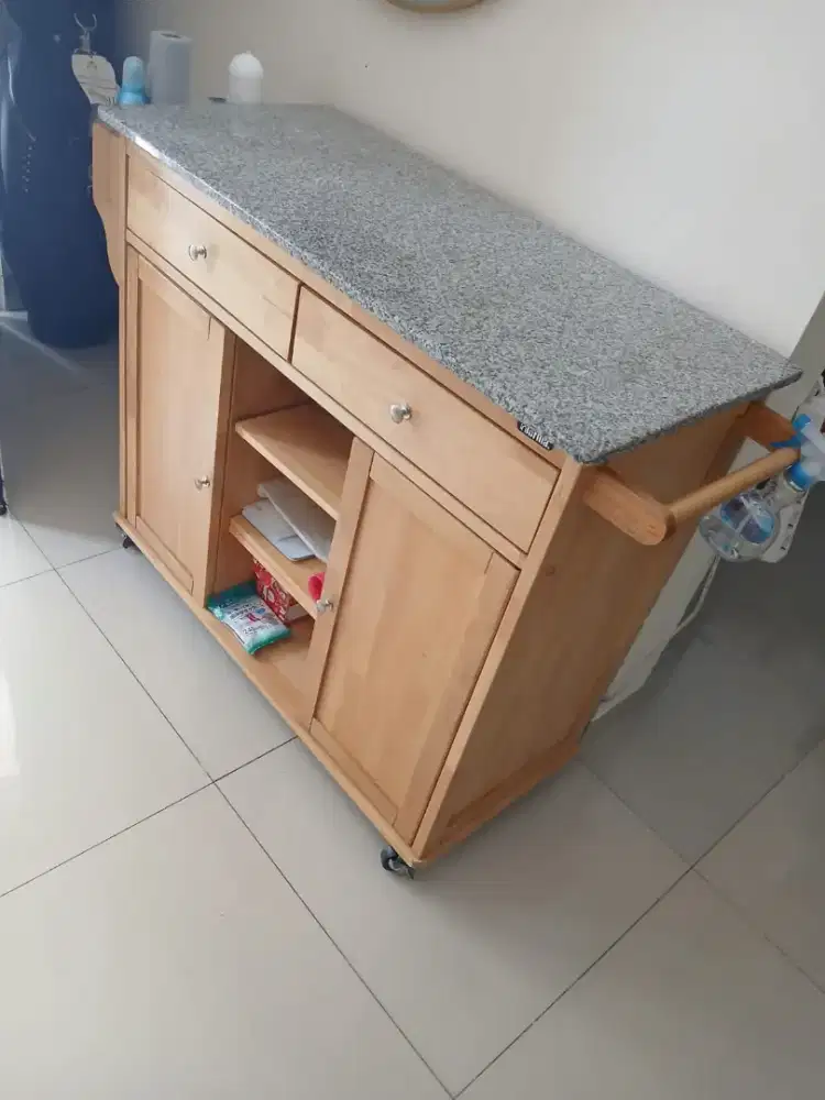 Meja kabinet batu