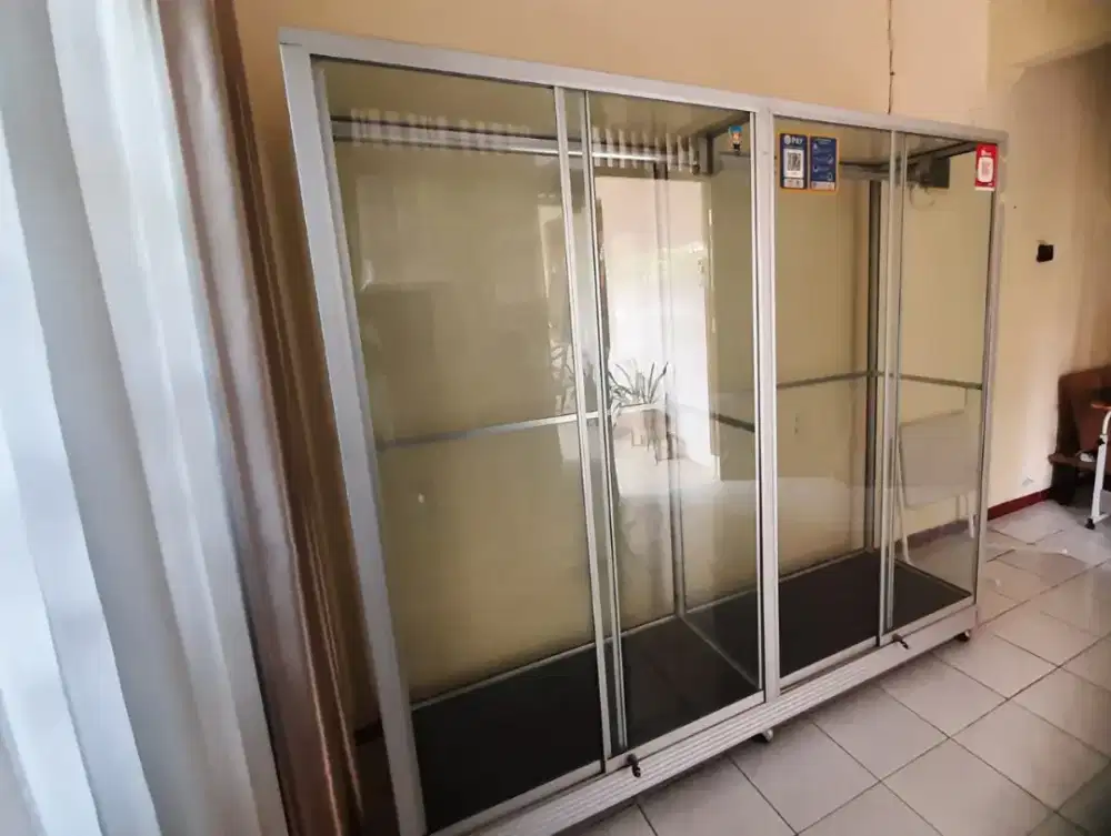 ALMARI DISPLAY KACA