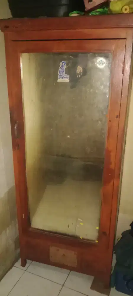 Lemari kayu satu pintu