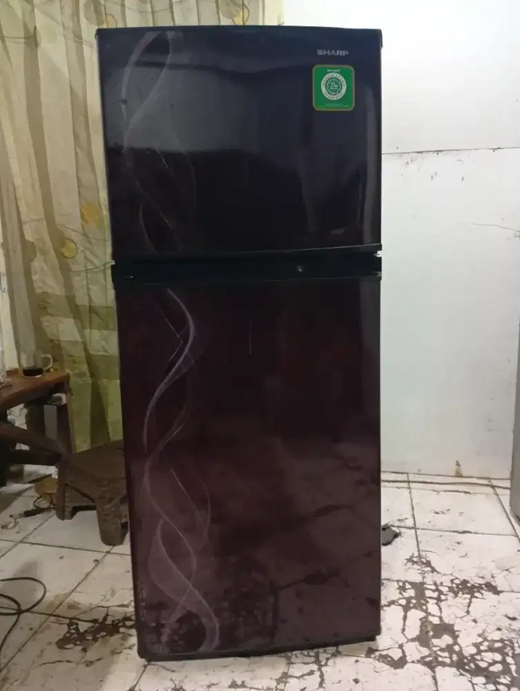 Jual cepat kulkas 2 pintu merk Sharp masih mulus no minus
