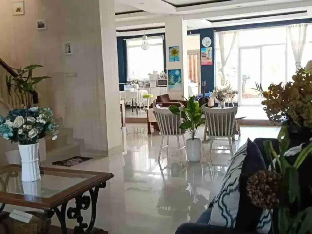 Rumah mewah nyaman LT 200  LB 320 ada taman dibelakang dekat kolam renang di grand galaxy bekasi