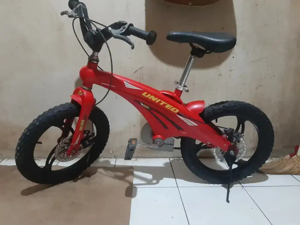Sepeda anak United Aero ukuran 16 .bahan magnesium alloy