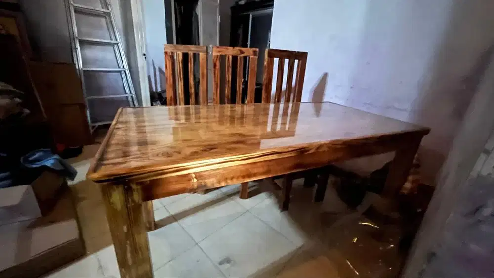 Meja makan kayu