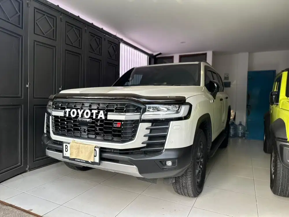 Land Cruiser LC 300 GR km 4 rb