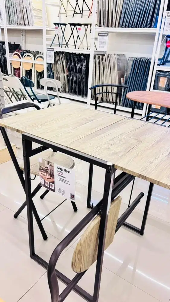 Meja makan lipat