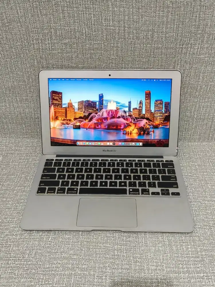 MacBook Air 11-inch, 2012
Intel Core i5
Ram 4 GB
SSD 256 GB