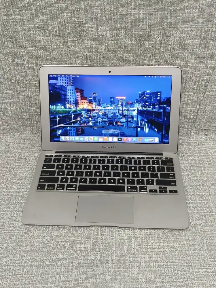 MacBook Air 11-in, 2012
Keyboard Nyala
Intel Core i5
Ram 4GB
SSD 256GB