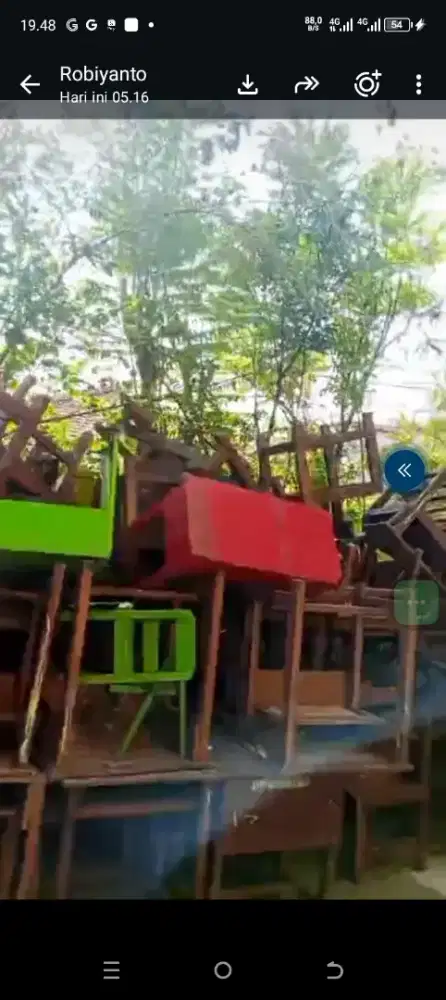 Bangku sekolah bekas