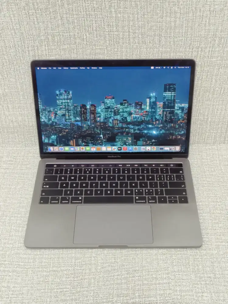 MacBook Pro retina 13in 2019 Touchbar
Intel Core i5 
Ram 8GB
SSD 256GB