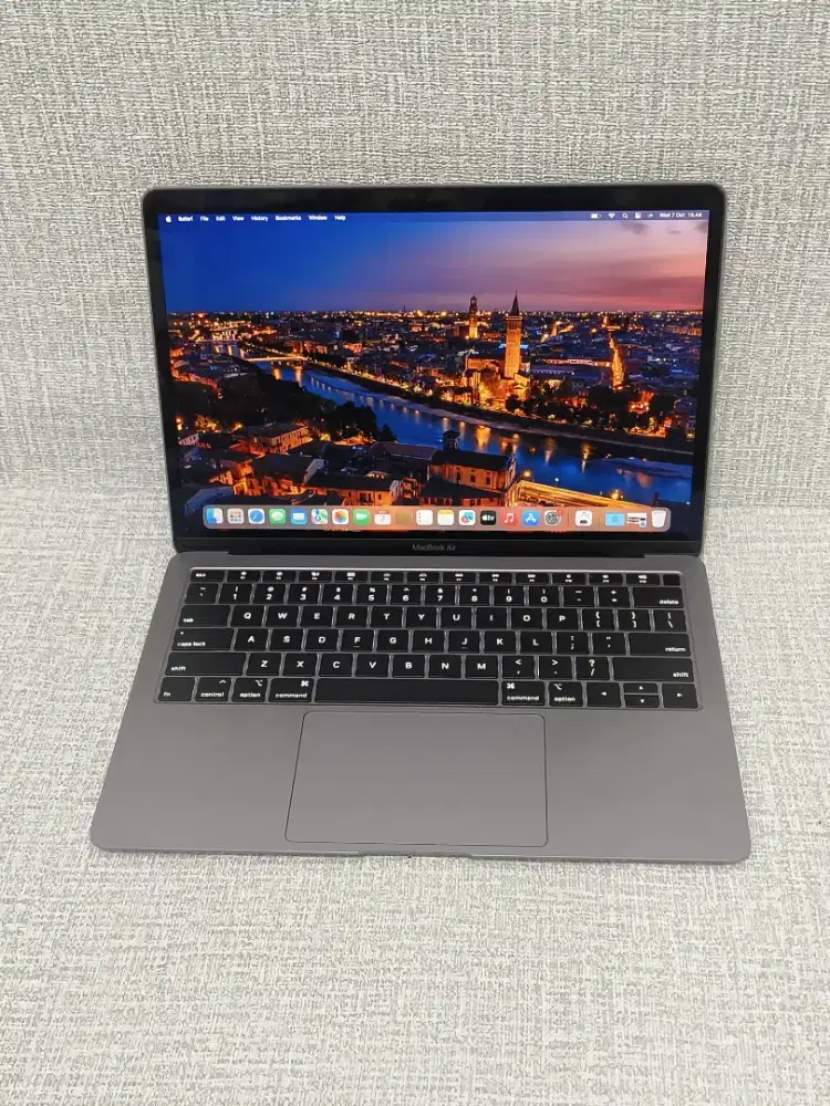 MacBook Air 13-in,2018
Keyboard Nyala
Intel Core i5
Ram 8 GB
SSD 256GB