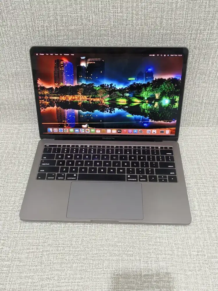 MacBook Pro Retina 13-inch, 2017
Keyboard Nyala
Core i7
Ram 8 GB/256GB