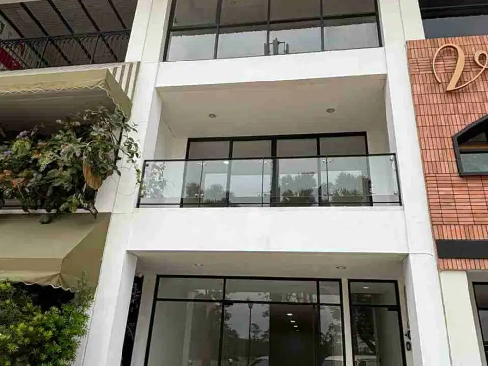 Disewakan Ruko hadap jalan raya di Lippo Karawaci The Hive, 3 lantai