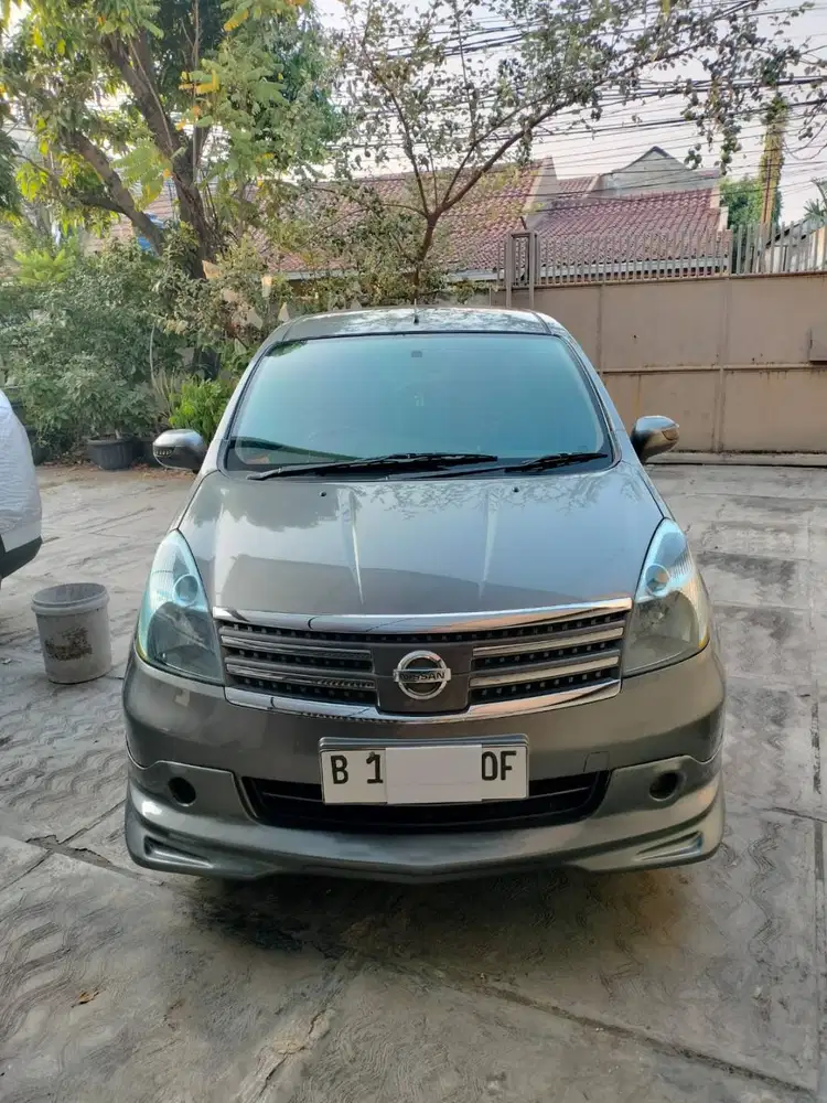 Dijual Grand Livina matic, jarang dipakai, pajak panjang.