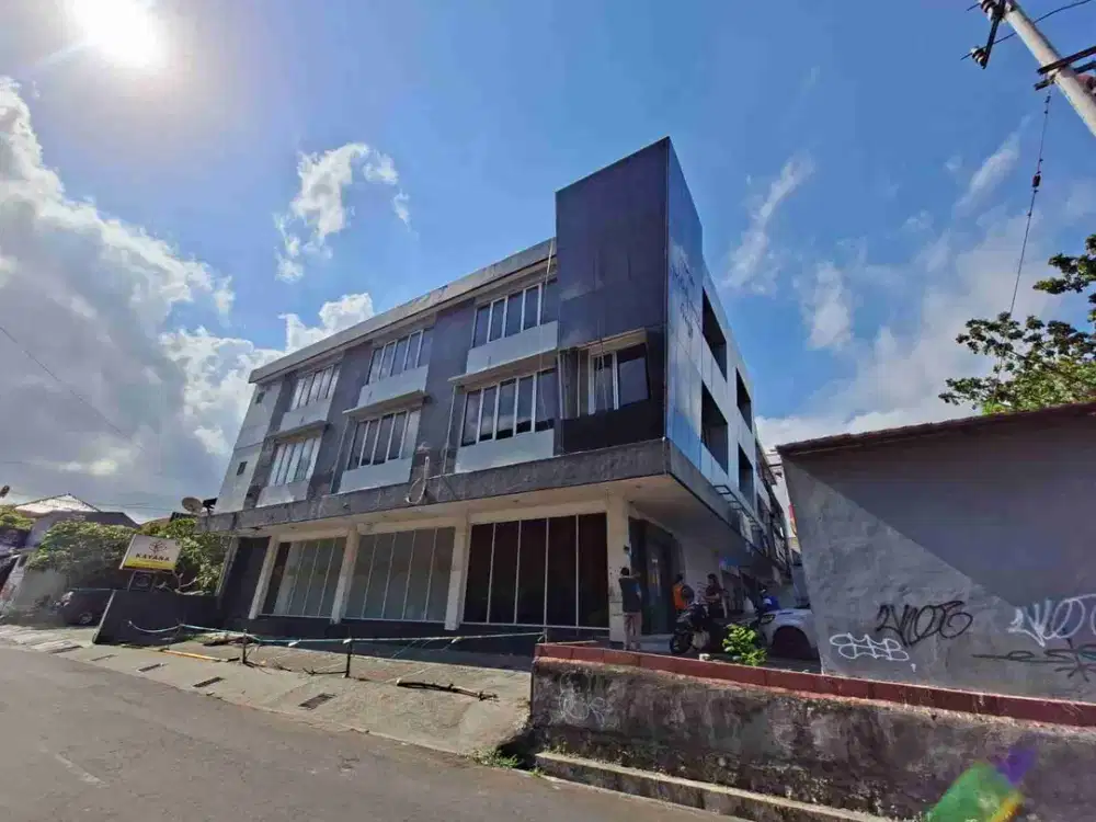 Dijual Atau Disewakan  Ruko  Hook 3 Lantai di Merdeka Renon
