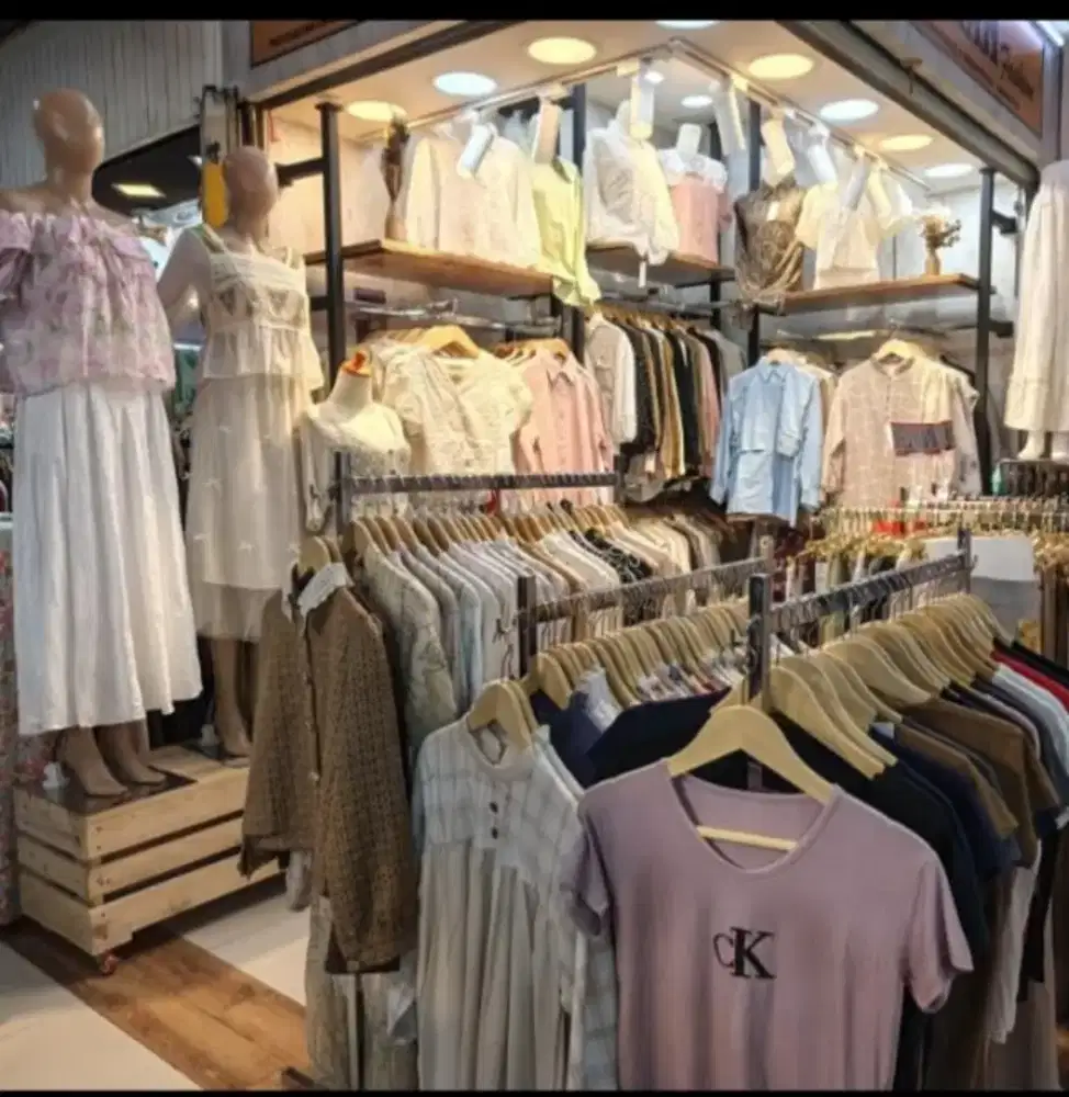 Si butuhkan karyawan penjaga toko pakaian wanita di mall PGC Cililitan