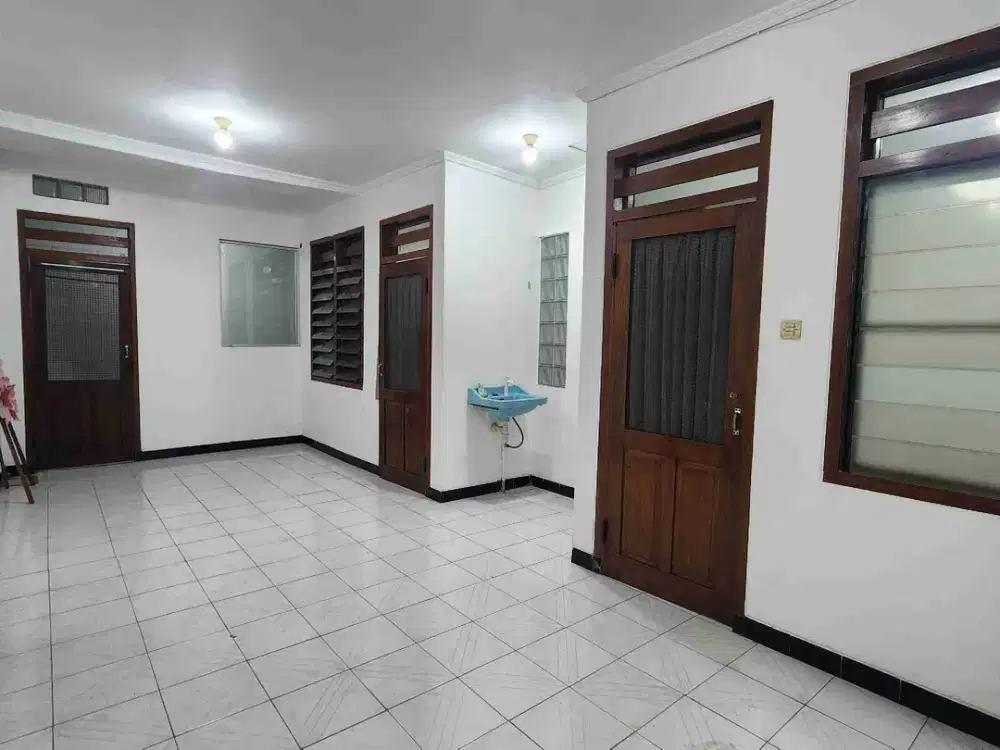 rumah asri terawat bersih rapi surabaya barat dekat pakuwon mall hr muhamand