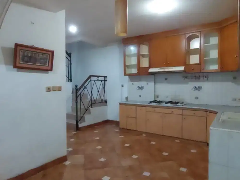 DIJUAL RUMAH 3 LANTAI DEPAN TAMAN HADAP BARAT HARGA SUPER MURAH DI TAMAN PALEM LESTARI