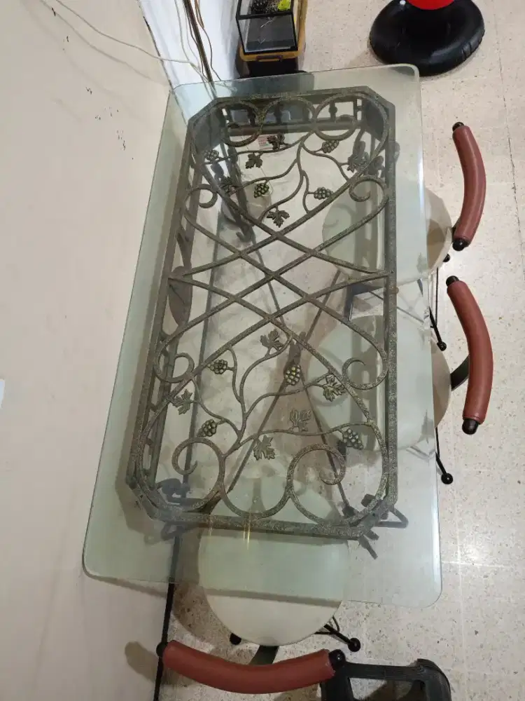 Meja makan kaca