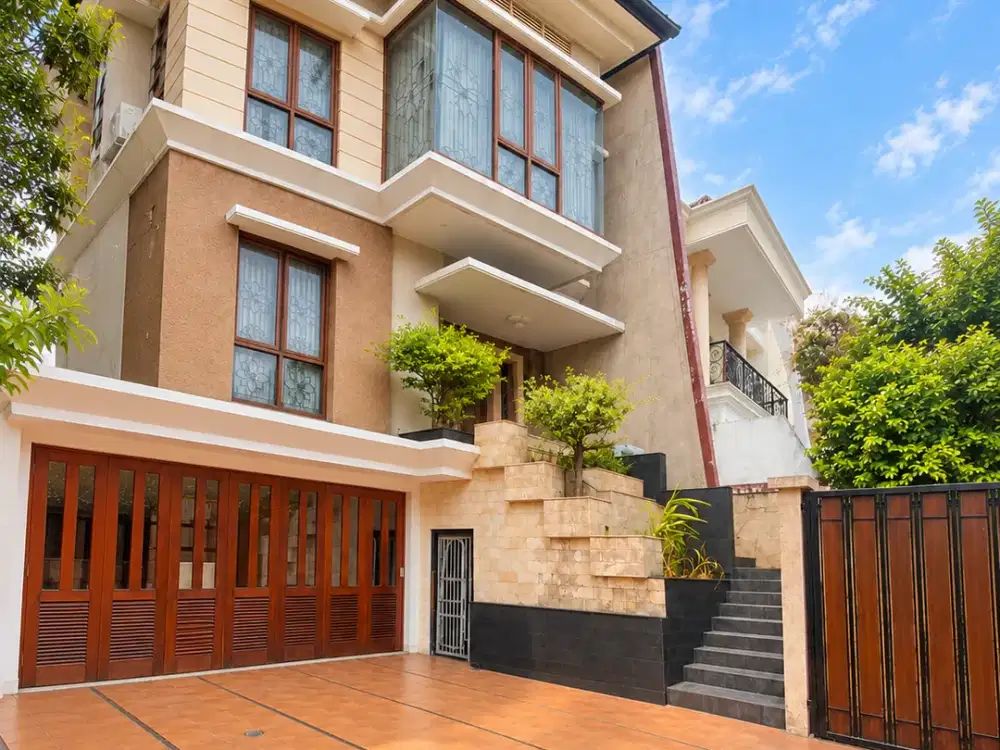 Dijual Rumah 3 Lantai di Permata Buana, LT 250 m², Hadap Utara