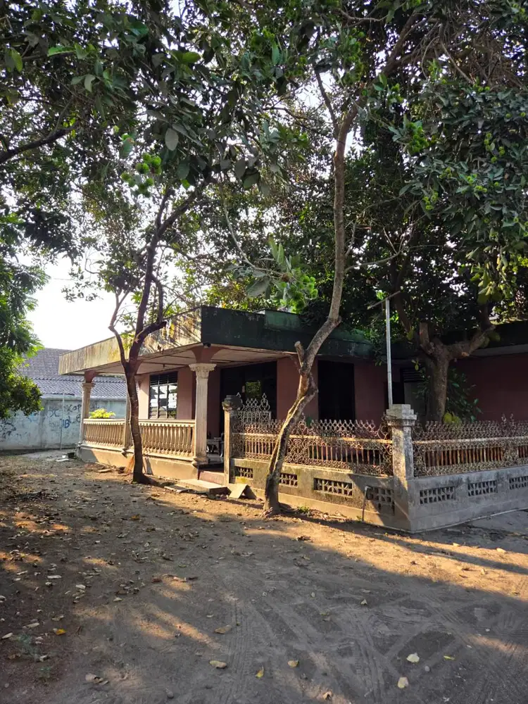 Rumah Lawas Halaman Luas di Jalan Wates Km.7