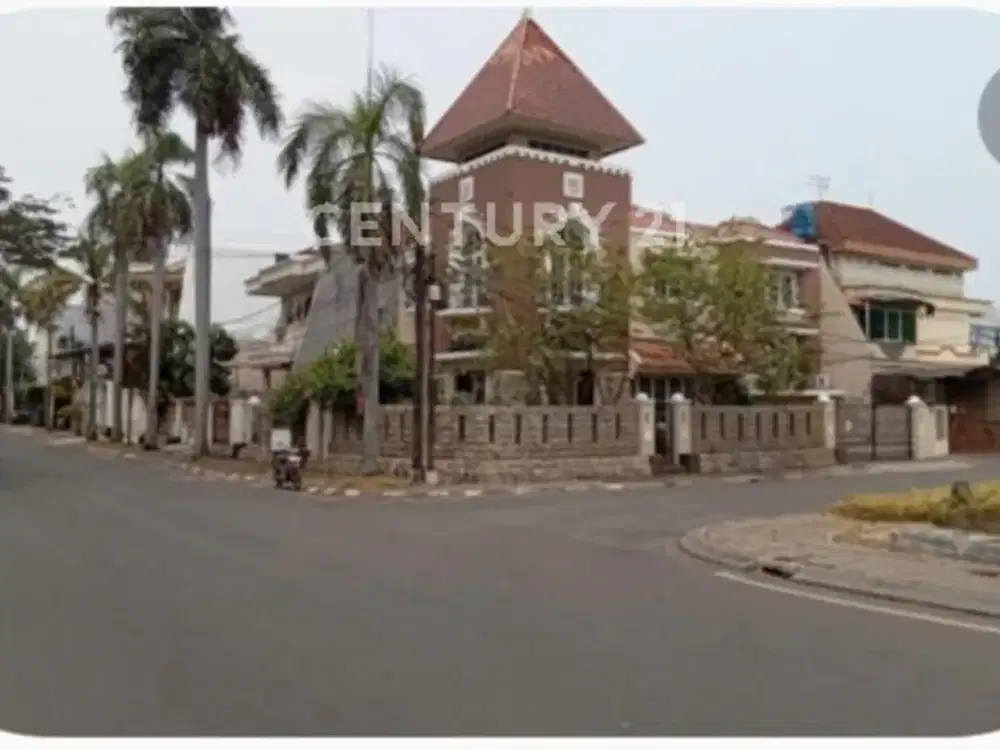 Rumah Hoek 2 Lantai Siap Huni, Lokasi Strategis Akses 2 Mobil