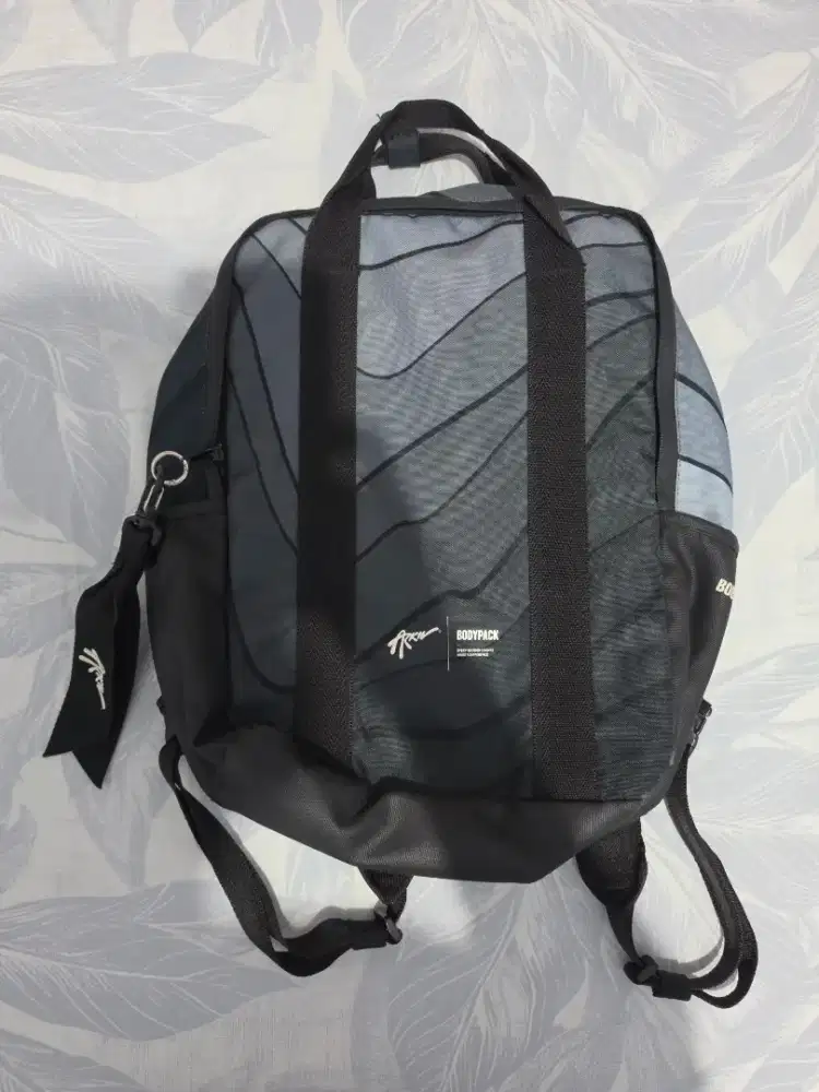 Di jual tas ransel bodypack arkiv warna biru.