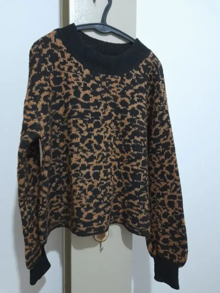Sweater rajut motif leopard