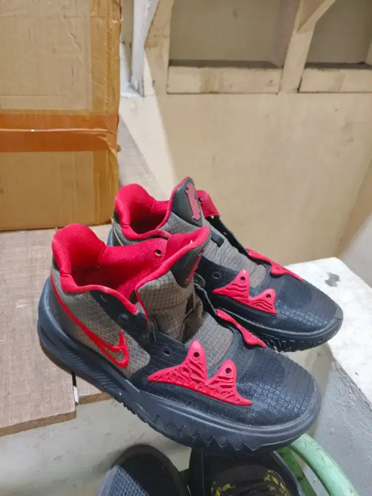 Nike Kyrie Low 4 Black Red Size 41 / 26 CM – Sepatu Basket Bekas