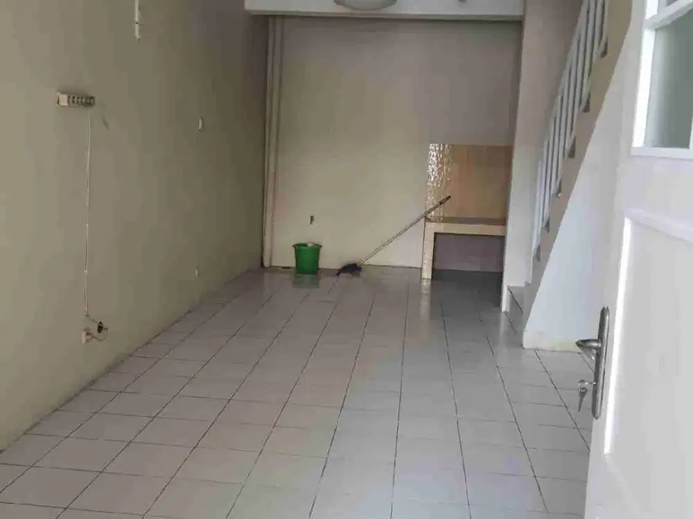 Dijual Rumah 2 lt 3,7 x 12 m2 di Citra 2 Ext. SHM hadap Timur adalah 2 kt 1 km unfurnished, carport 1 mobil. Ayo survei & Ayo nego yuk sampai deal!!