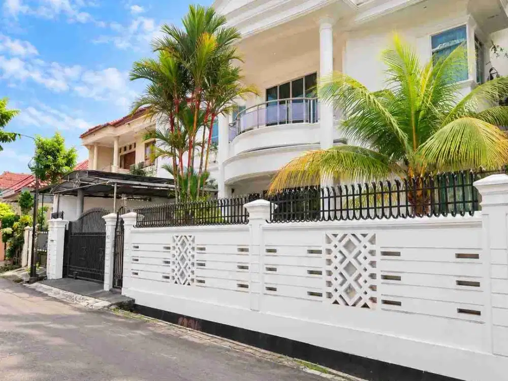 Disewakan murah Rumah 2 lt di Srengseng Jakarta Barat lt 900 m2 lb 500 m2 , ada 5+1 kt & 5+1 km full furniture siap huni!! ada Ruang Karaoke, Billiard, Siap huni!!
