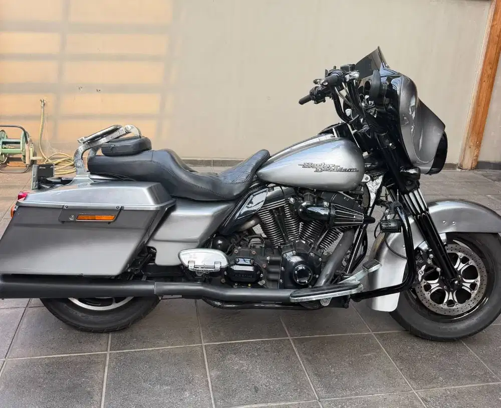 Harley Street Glide 2007 (Full Paper) --  Silver Mulus Terawat
