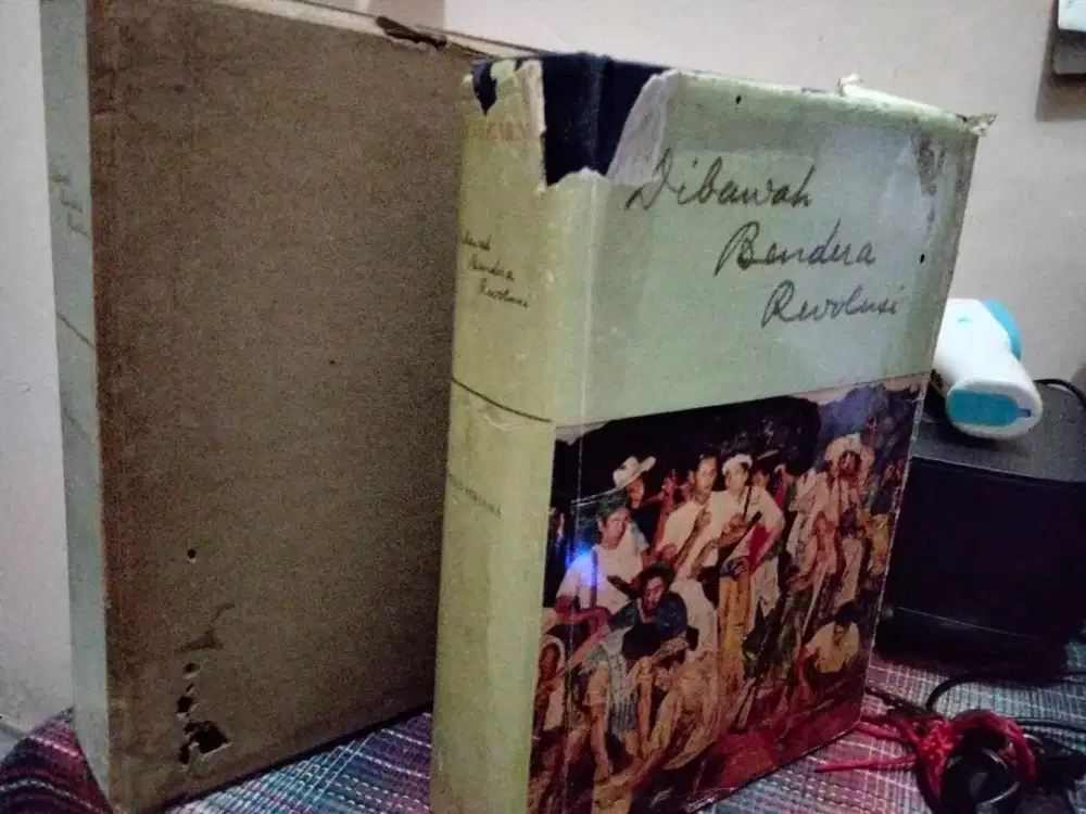 Buku Di Bawah Bendera Revolusi Jilid 1 Cetakan Pertama 1959 Aslii