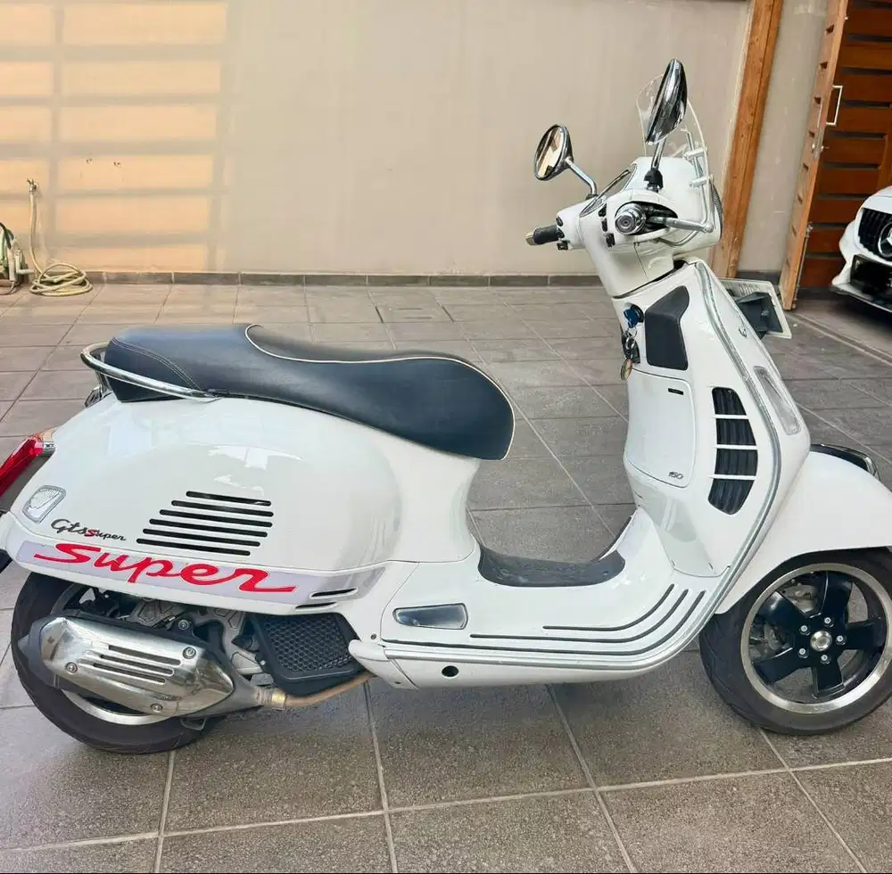 Vespa GTS 150 cc -- Warna Putih, Mulus Terawat