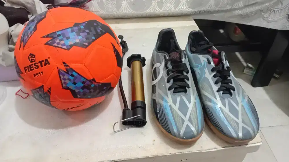 Sepatu Futsal ukuran 42 + Bola futsal Size 4