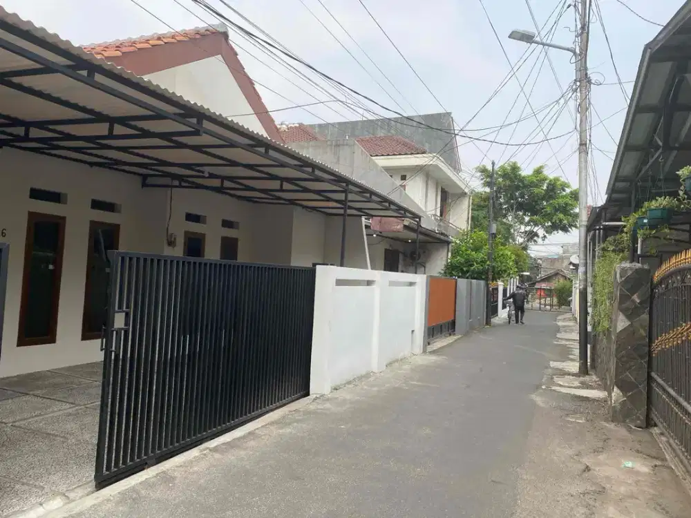Disewakan Rumah Baru Renovasi Tebet Timur Dalam 3KT +1, 2KM + 1, luas 135m2, parkir 2 mobil, lokasi strategis , Rp 135 juta/th nego