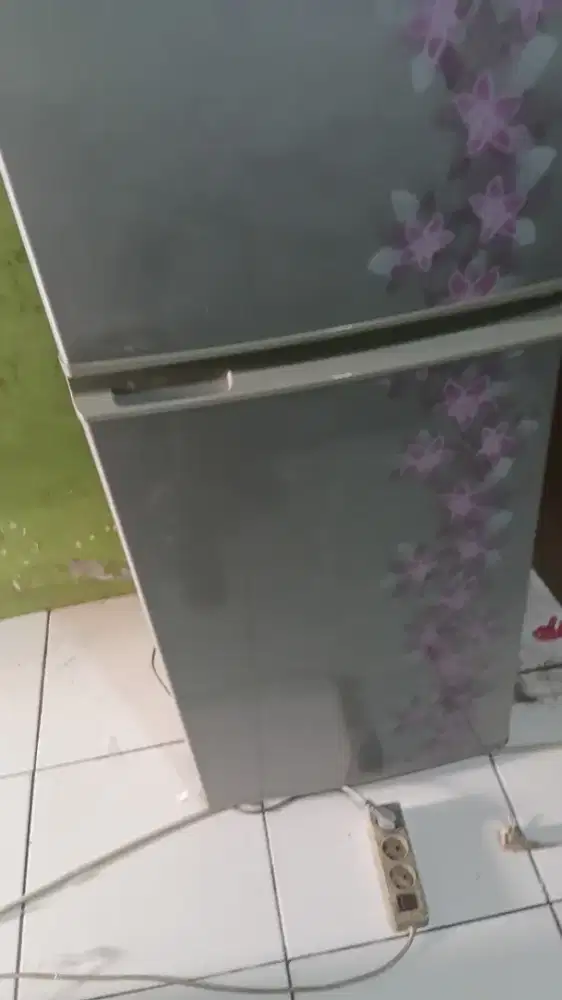 Kulkas sharp 2 pintu kondisi normal lancar jaya